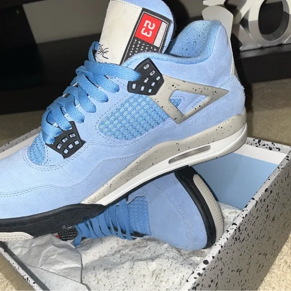 Air Jordan 4 Retro “University Blue”